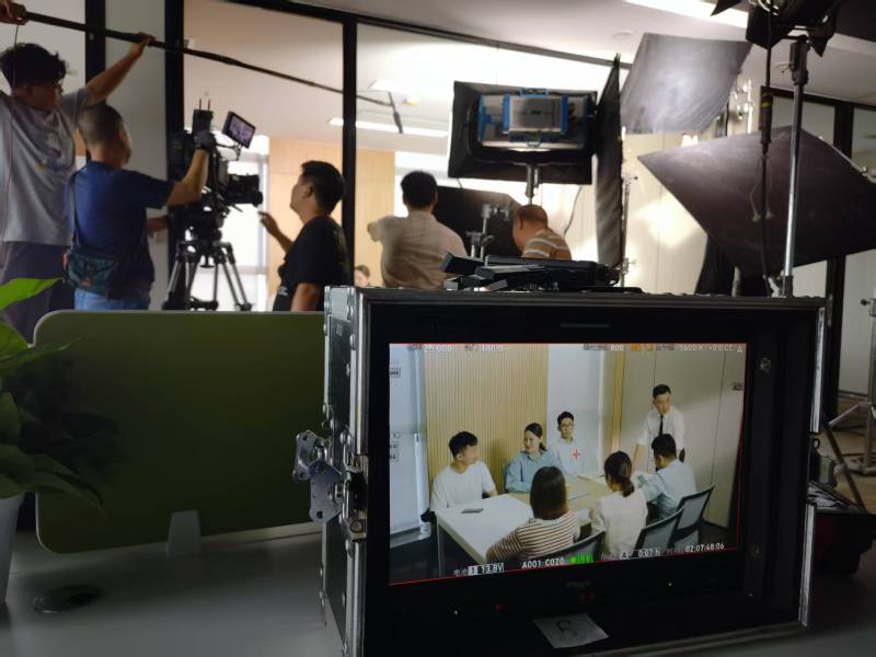 闵行区TVC拍摄公司：科技产品视觉化大师，诠释未来感与功能美学